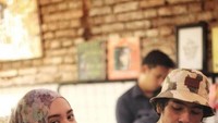 Pasangan suami istri ini memang begitu kompak. Bahkan pada saat-saat menikmati waktu bersama mereka terlihat layaknya sepasang anak muda yang sedang minum kopi bersama. Foto: Instagram/arya.saloka