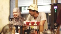 Menurut tudingan yang ramai diperbincangkan, pada saat itu tetangga Arya Saloka tengah terinfeksi Covid-19. Putri Anne langsung membantah kabar tersebut dan mengatakan bahwa kegiatan barbeque berlangsung di halaman belakang rumahnya. Foto: Instagram/arya.saloka