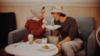 Dikaruniai seorang anak laki-laki tidak membuat pasangan suami istri ini kehilangan keromantisannya. Suap-suapan saat menikmati sepiring pasta yang lezat juga pernah terabadikan pada unggahan akun Instagram pribadi Arya Saloka. Foto: Instagram/arya.saloka