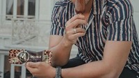 Di tengah hari yang cerah dan terik ia juga gemar makan es krim untuk mendinginkan tubuhnya. Es krim cokelat yang tebal dan manis dipilih Arya Saloka untuk dinikmati di siang hari yang panas. Foto: Instagram/arya.saloka