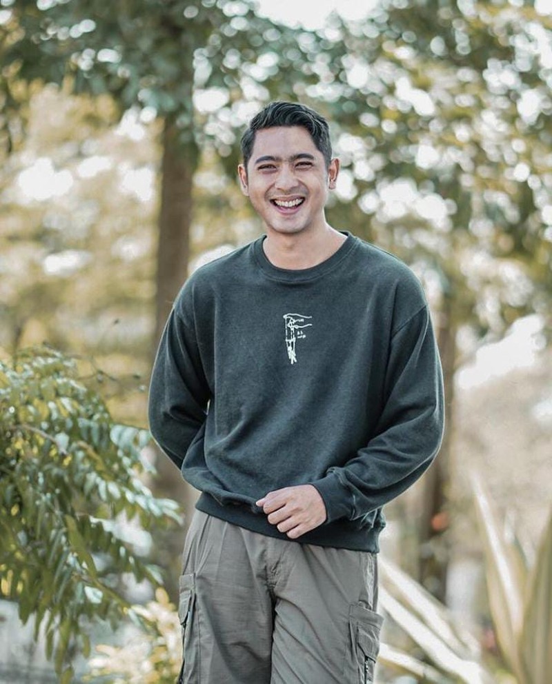 Momen Arya Saloka Makan Es Krim hingga Ngopi Bareng Istri