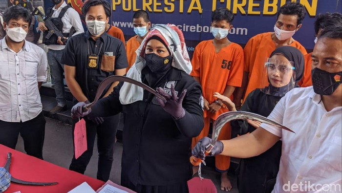 Sat Reskrim Polresta Cirebon berhasil meringkus sembilan anggota geng motor sadis yang aniaya korbannya hingga alami putus jari. Dari sembilan pelaku, lima di antaranya masih di bawah umur.