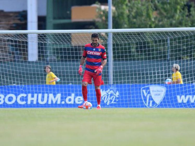 Foto: Penampakan Gianluigi Buffon dalam Balutan Jersey Parma Lagi