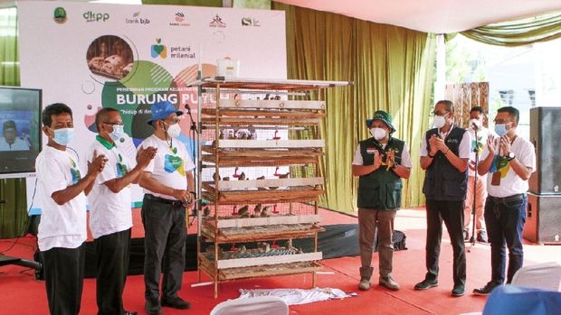 Gubernur Jabar Ridwan Kamil meluncurkan program petani milenial burung puyuh di Bandung.