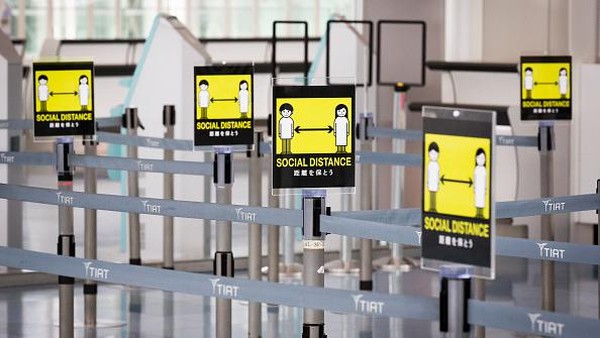 Ketua dan CEO JAT Isao Takashiro percaya bahwa upaya pencegahan infeksi antara penumpang dan karyawan bandara sudah sangat dievaluasi. Pencegahan ini termasuk mendisinfektan area kontak tinggi di terminal, memastikan jarak sosial di setiap area dan memperkenalkan perangkat nirsentuh. Getty Images/Yuichi Yamazaki. Ketua dan CEO JAT Isao Takashiro percaya bahwa upaya pencegahan infeksi antara penumpang dan karyawan bandara sudah sangat dievaluasi. Pencegahan ini termasuk mendisinfektan area kontak tinggi di terminal, memastikan jarak sosial di setiap area dan memperkenalkan perangkat nirsentuh. Getty Images/Yuichi Yamazaki.