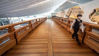 Sementara itu, Bandara Internasional Haneda memperkenalkan program langkah-langkah keamanan paling luas untuk mencegah penyebaran penyakit virus Corona. Getty Images/Yuichi Yamazaki.
