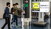 Di seluruh terminal, tersedia pembersih tangan, lapisan anti virus dan anti-mikroba di seluruh permukaan, perangkat sanitasi UV, jarak sosial, pembatasan kapasitas pelanggan di toko dan restoran, sampai titik informasi menghindari area paling padat. Getty Images/Yuichi Yamazaki.