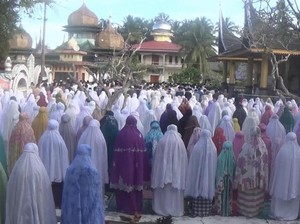 Suasana Salat Ied Jamaah Satariyyah yang Rayakan Idul Adha Hari Ini