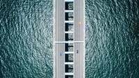 Jembatan Oresund tampak dari atas. Selain dilintasi oleh mobil, pada tingkat bawahnya terdapat jalur rel kereta api yang menghubungkan antara Ibu Kota Denmark dan Swedia (Getty Images/Iacob MADACI)
