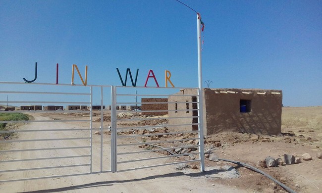 Jinwar yang berarti tanah wanita dalam bahasa Kurdi adalah sebuah desa di Kurdish, Suriah yang menampung para wanita yang menjadi korban perang juga kekerasan seksual. Mereka memisahkan diri dan bersatu di tempat yang lebih aman dan harmonis tanpa para pria. Foto: Facebook Jinwar