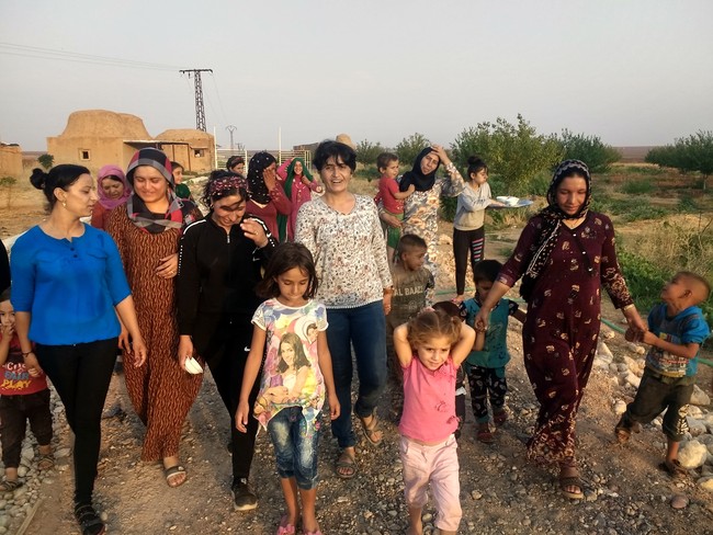 Jinwar yang diisi oleh para janda dan wanita yang menjadi korban KDRT, dan serangan seksual awalnya menampung lima keluarga dan dibuat sejak Hari Perempuan Internasional di 2018. Kini desa tersebut berkembang menjadi desa yang menampung wanita beserta anak-anaknya untuk saling mendukung saat mereka harus hidup tanpa pria. Kebanyakan dari mereka adalah janda yang ditinggal suami berperang dengan ISIS. Foto: Facebook Jinwar