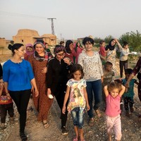 Jinwar yang diisi oleh para janda dan wanita yang menjadi korban KDRT, dan serangan seksual awalnya menampung lima keluarga dan dibuat sejak Hari Perempuan Internasional di 2018. Kini desa tersebut berkembang menjadi desa yang menampung wanita beserta anak-anaknya untuk saling mendukung saat mereka harus hidup tanpa pria. Kebanyakan dari mereka adalah janda yang ditinggal suami berperang dengan ISIS. Foto: Facebook Jinwar