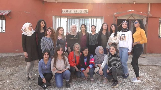 Hal yang sama diungkapkan oleh Amira yang tak lagi merasa tertekan karena aturan berpakaian. Kami pernah dihina dan disiksa dengan brutal oleh suami-suami kami dan oleh para militan ISIS. Apabila perempuan tidak mengenakan pakaian hitam, dia akan dicambuk. Apabila seorang perempuan memperlihatkan matanya, dia akan dicambuk. Zaman itu sudah berakhir. Kini ada demokrasi, dan kami merasakan kebebasan, kata Amira, penduduk desa tersebut dilansir VoA. Foto: Facebook Jinwar