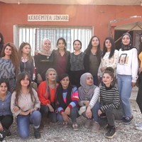 Hal yang sama diungkapkan oleh Amira yang tak lagi merasa tertekan karena aturan berpakaian. Kami pernah dihina dan disiksa dengan brutal oleh suami-suami kami dan oleh para militan ISIS. Apabila perempuan tidak mengenakan pakaian hitam, dia akan dicambuk. Apabila seorang perempuan memperlihatkan matanya, dia akan dicambuk. Zaman itu sudah berakhir. Kini ada demokrasi, dan kami merasakan kebebasan, kata Amira, penduduk desa tersebut dilansir VoA. Foto: Facebook Jinwar