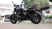 Untuk urusan kenyamanan berkendara, awalnya kami kira mesin Keeway V250FI yang tidak menggunakan radiator ini akan menghasilkan panas mesin yang membuat tidak nyaman ketika dipakai harian.  Foto: Muhammad Hafizh Gemilang