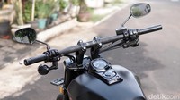 Satu hal yang dirasa perlu penyesuaian awal adalah posisi footstep yang maju dengan kombinasi setang yang tinggi. Mengendarai Keeway V250FI ini akan terasa kagok di awal, namun terasa sangat menyenangkan ketika sudah beradaptasi. Foto: Muhammad Hafizh Gemilang