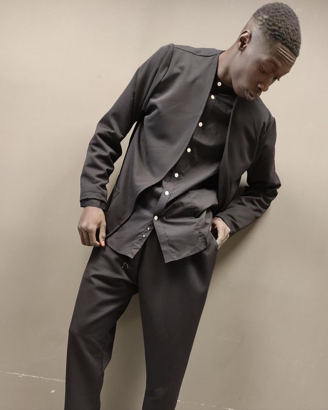 Bisa dibilang kesuksesan Khaby datang cukup cepat dan tiba-tiba. Pasalnya ia baru mulai main TikTok sejak tahun lalu setelah dipecat dari pekerjaannya sebagai buruh pabrik.Foto: Instagram @khaby00