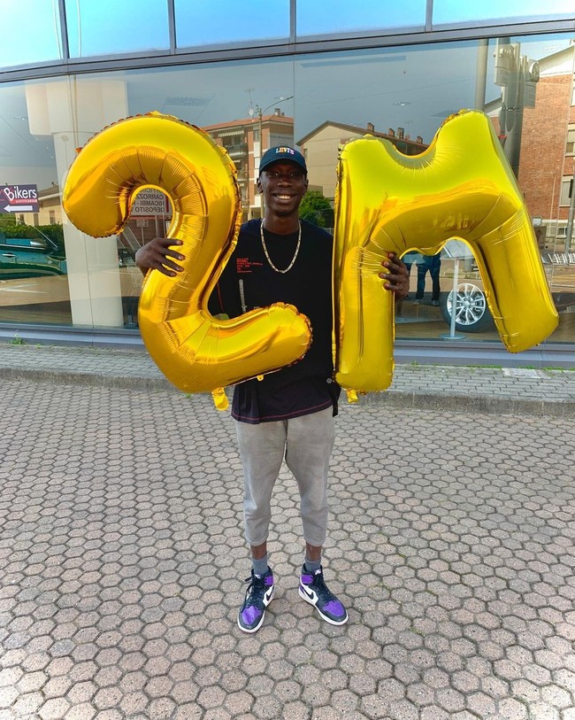 Tak banyak yang tahu bahwa pria dengan 89 juta follower tersebut beralih ke TikTok setelah kehilangan pekerjaan sebagai pekerja pabrik. Namun belum ada informasi lebih lanjut mengenai tempat bekerja dulu. Foto: Instagram @khaby00