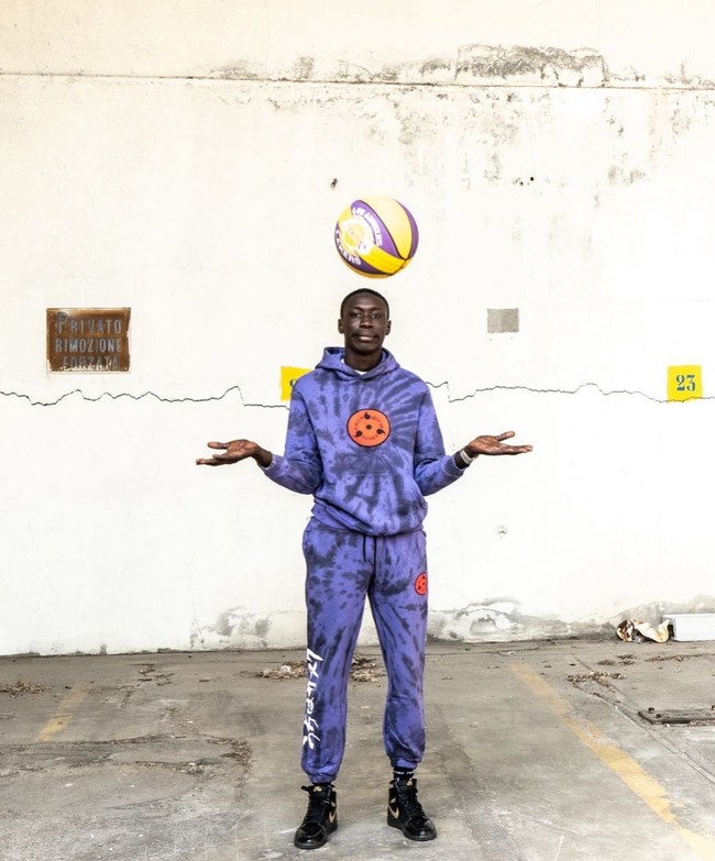 Khaby Lame sendiri dikenal dengan ekspresi kocak dan sarkastiknya yang mendapat respon positif dari netizen. Khaby paling sering membuat video reaksi dari postingan-postingan yang sudah viral. Salah satu videonya yang paling viral adalah ketika ia menduetkan video seseorang menggunakan gunting untuk membuka susu ini. Foto: Instagram @khabylameadv