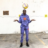 Khaby Lame sendiri dikenal dengan ekspresi kocak dan sarkastiknya yang mendapat respon positif dari netizen. Khaby paling sering membuat video reaksi dari postingan-postingan yang sudah viral. Salah satu videonya yang paling viral adalah ketika ia menduetkan video seseorang menggunakan gunting untuk membuka susu ini. Foto: Instagram @khabylameadv