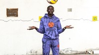 3. Pandemi Membuka Jalan Khaby Lame Jadi Terkenal di Seluruh DuniaKhaby adalah keturunan Senegal yang tinggal di Italia. Ia beralih menggunakan TikTok saat pandemi, tepatnya saat ia kehilangan pekerjaan di sebuah pabrik ketika virus Corona mewabah tahun 2020. (Instagram @khabylameadv)