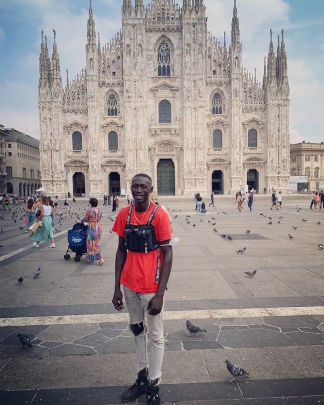 Ekspresi kocak Khaby Lame mungkin pernah muncul saat kamu membuka TikTok. Khaby dikenal sebagai kreator yang sering membuat video kocak. Pria asal Italia tersebut baru-baru ini sukses membalap Addison Rae dan menjadi orang kedua dengan follower terbanyak. Foto: Instagram @khaby00