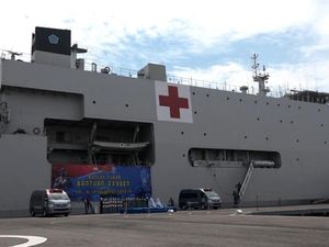 KRI dr Soeharso-990 TNI AL Jadi Depo Pengisian Oksigen Darurat di Jatim