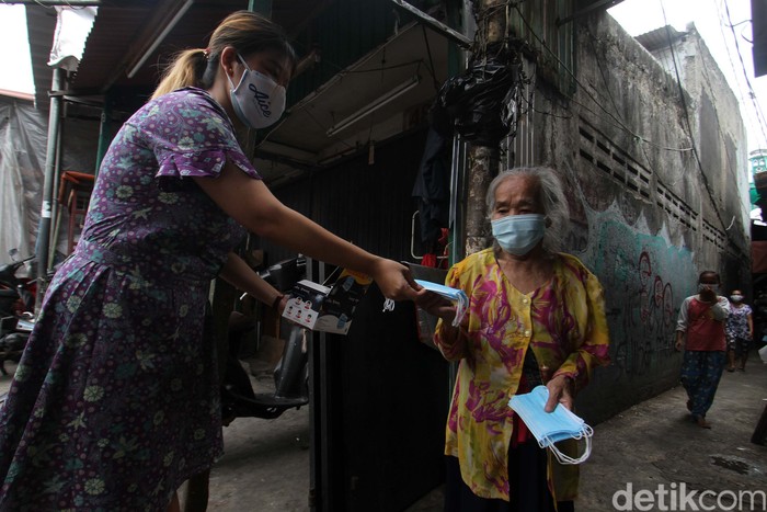 KSP menyalurkan masker medis untuk warga untuk mencegah penularan virus Corona. Sebanyak 500 ribu masker medis disebar ke sejumlah daerah.