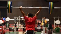 Lifter Eko Yuli Irawan yang akan berlaga dikelas 61 Kg Olimpiade Tokyo 2020 berlatih di Hall Tokyo International Forum, Tokyo, Jepang.