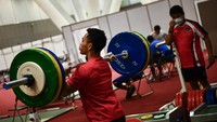 Cabang olahraga angkat besi konsisten meraih medali. Sejak Olimpiade Sydney 2000 sampai Tokyo 2020, cabang olahraga yang satu ini tidak pernah absen menyumbang medali. Pada gelaran Olimpiade Tokyo 2020, Indonesia sukses memboyong 3 medali dengan rincian 1 medali perak dan 2 medali perunggu. Antara Foto/Sigid Kurniawan