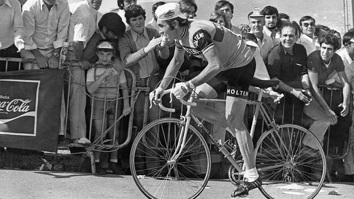 Leganda Balap Eddy Merckx Belgian racing cyclist Eddy Merckx on his way to victory in the Escalada a Montjuic road race, Barcelona, Spain, 27th September 1972. (Photo by Keystone/Hulton Archive/Getty Images)