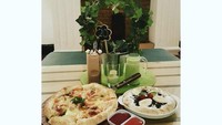 Hidangan pizza dari yang asin sampai yang manis, lengkap dengan es cokelat sampai aneka jus menjadi salah satu menu kesukaan Alino. Foto: Instagram Alino Octavian