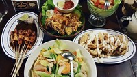 Gemar kulineran, Alino rajin mengunggah aneka menu enak yang disantapnya bersama keluarga. Kali ini ia menyantap ifumie dengan aneka ikan dan sate yang enak. Foto: Instagram Alino Octavian