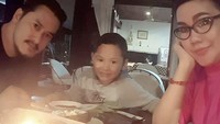 Selalu habiskan waktu luangnya bersama keluarga, kali ini Alino memilih restoran Macaroni Panggang yang terkenal di Bogor sebagai tempat makan malamnya. Foto: Instagram Alino Octavian