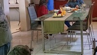 Serius dalam menjalani karir aktingnya. Ini salah satu adegan Alino saat beradegan dengan beberapa rekan artis lainnya di ruang makan. Foto: Instagram Alino Octavian
