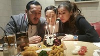 Rayakan ulang tahun dan makan malam yang meriah bersama keluarga. Alino memang benar-benar sosok yang dekat dengan keluarganya. Foto: Instagram Alino Octavian