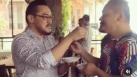  Rayakan acara makan-makan, ini keseruan Alino saat berkumpul bersama kerabat, keluarga dan teman-teman terdekatnya. Foto: Instagram Alino Octavian