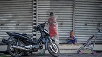 Sejumlah anak bermain di halaman pertokoan yang tutup di Jalan Merdeka, Bandung, Jawa Barat. ANTARA FOTO/RAISAN AL FARISI  