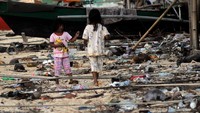 Dua orang anak bermain diantara hamparan sampah di pesisir pantai Pulau Kinabuhutan, Minahasa Utara, Sulawesi Utara. ANTARA FOTO/ADWIT B PRAMONO