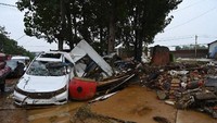 Ratusan mobil mengalami kerusakan parah akibat banjir ini (AFP/JADE GAO)