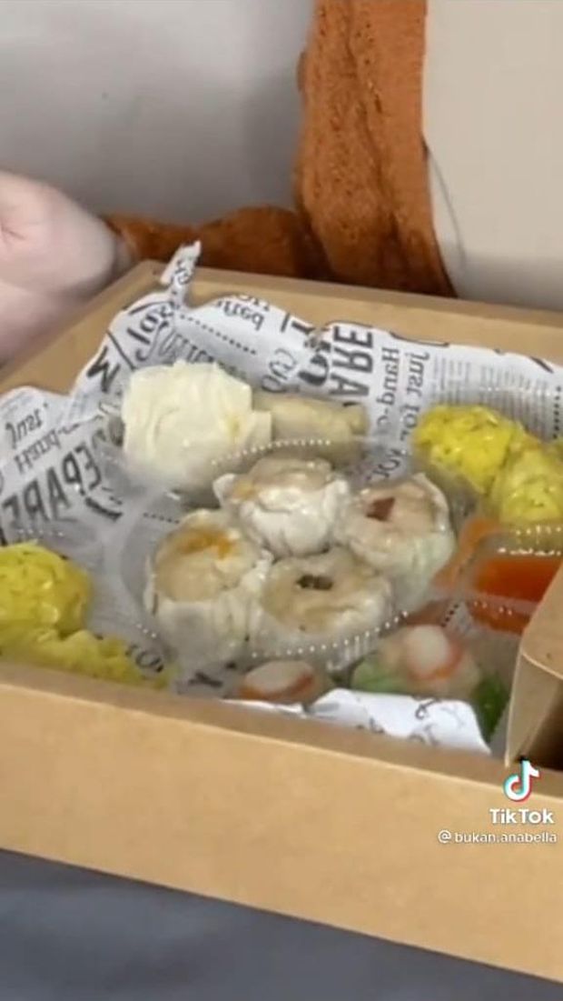 Horor! Wanita Ini Dapati Dimsum Bergerak Sendiri Saat Dirinya Mukbang