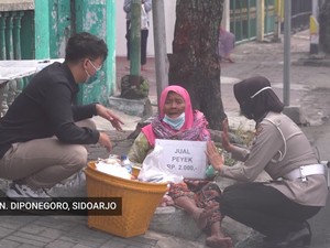 Cerita Nenek 87 Tahun Penjual Peyek yang Kekeh Jualan Saat PPKM Darurat