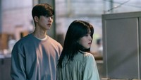 Di antara Park Jae Eon dan Yu Na Bi kini muncul sosok baru bernama Yang Do Hyuk. Yang Do Hyuk disebut-sebut akan jadi orang ketiga di hubungan mereka. (Foto: dok. Instagram @jtbcdrama) 