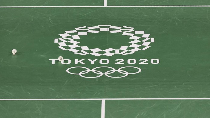 CHOFU, JAPAN - JULY 21: A general view of a badminton court with the Tokyo Olympic logo at Musashino Forest Sport Plaza ahead of the Tokyo 2020 Olympic Games on July 21, 2021 in Chofu, Tokyo, Japan. (Photo by Lintao Zhang/Getty Images)
