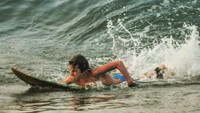 Kalau ini saat Oliver berselancar menaklukkan ombak di Rio de Janeiro, Brasil. Oliver beberapa kali mengunggah foto liburannya di Instagram. (Instagram/Oliver Daemen)
