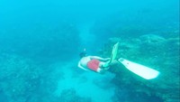 Sebagai anak konglomerat, Oliver sudah liburan keliling dunia sedari kecil. Dia suka sekali olahraga air. Ini fotonya saat snorkeling menyelami keindahan laut di Jamaika. (Instagram/Oliver Daemen)