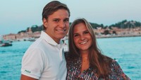 Kalau ini momen Oliver liburan bersama dengan sang kakak, Charlotte Daemen. Mereka sekeluarga liburan ke Saint Tropez yang dikenal sebagai tempat liburannya kaum jet set di Prancis. (Instagram/Charlotte Daemen)