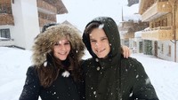 Oliver memang cukup dekat dengan sang kakak. Ini saat mereka liburan ke Zurs, sebuah resort ski mewah di Austria. Saat ini, Oliver baru akan mulai berkuliah di University of Utrecht, Belanda. Dia mengambil jurusan Fisika di universitas tersebut. (Instagram/Oliver Daemen)