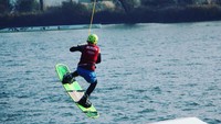 Oliver juga suka olahraga wakeboard surf, selancar air yang ditarik dengan kapal. Oliver menjajal olahraga ini saat liburan ke Amerika Serikat. (Instagram/Oliver Daemen)