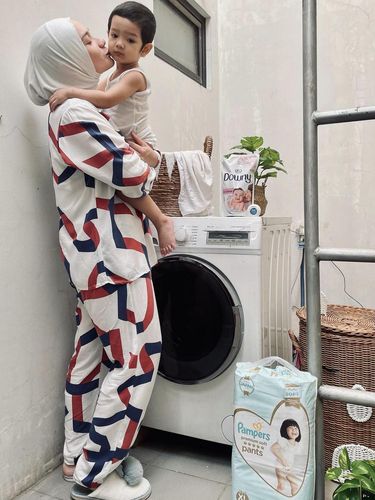 Padu padan hijab dan lounge wear ala Putri Anne Saloka.